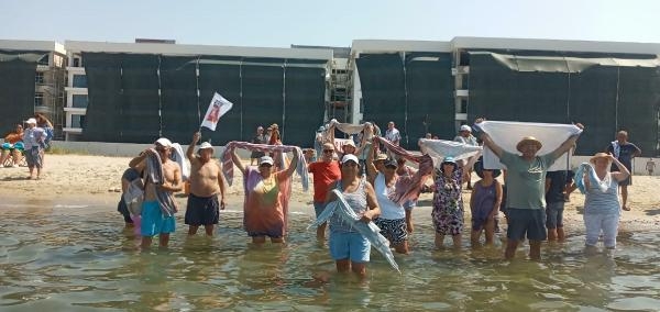 Plajda havlu eylemi Ayvalık'a da sıçradı