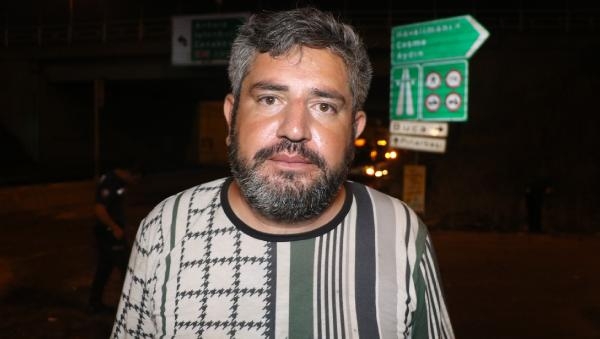Refüje çarpan araçta yangın çıktı: 2 ağır yaralı