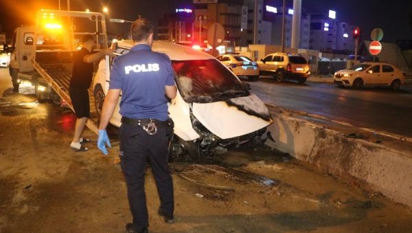 Refüje çarpan araçta yangın çıktı: 2 ağır yaralı