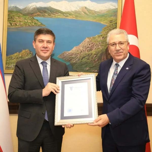Rektör Budak'a Bişkek'te 'fahri doktora' unvanı verildi