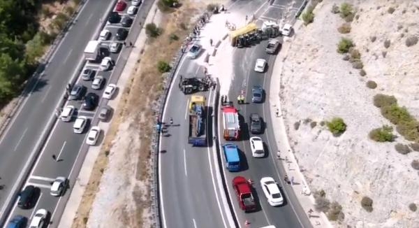 Sakar geçidinde kum yüklü TIR devrildi; 1 yaralı
