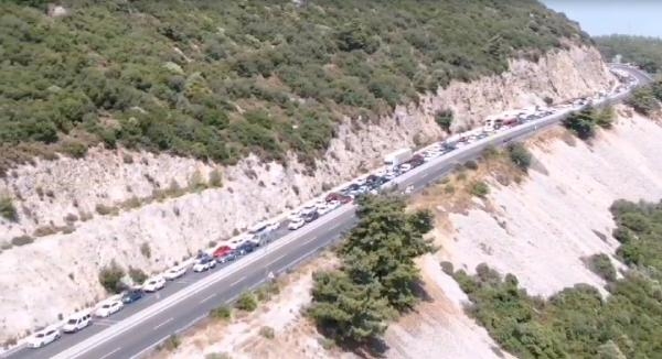 Sakar geçidinde kum yüklü TIR devrildi; 1 yaralı