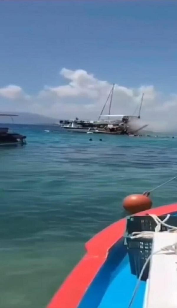 Tur teknesinde yangın! Denize atladılar
