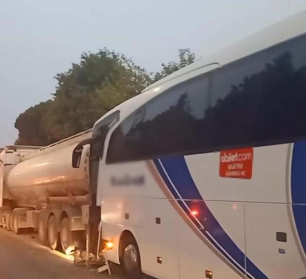 Yolcu otobüsü, tankere çarptı! Yaralılar var