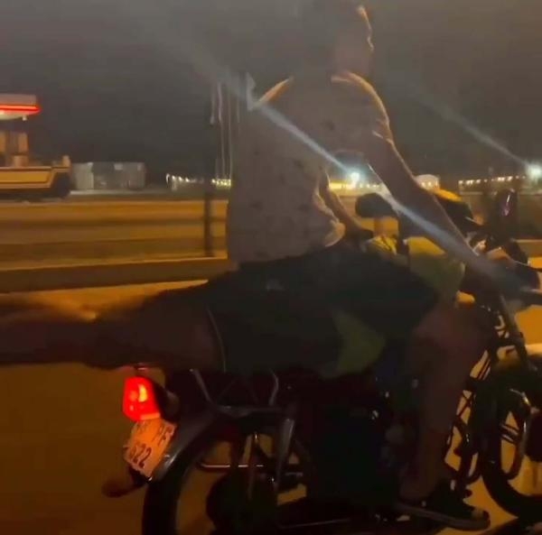 Yüzüstü yatan kişinin üzerine oturup, motosiklet kullandı
