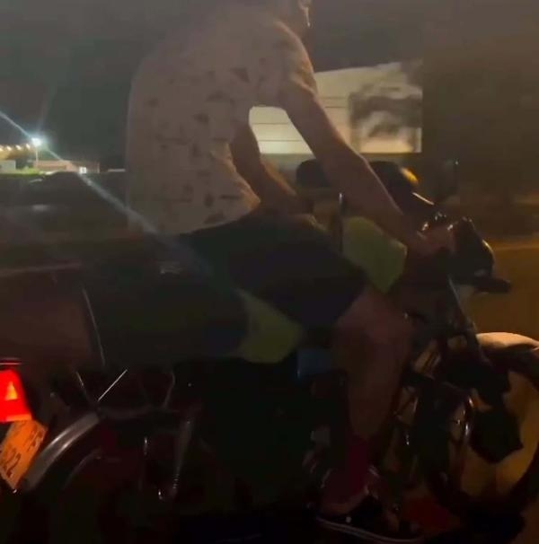 Yüzüstü yatan kişinin üzerine oturup, motosiklet kullandı