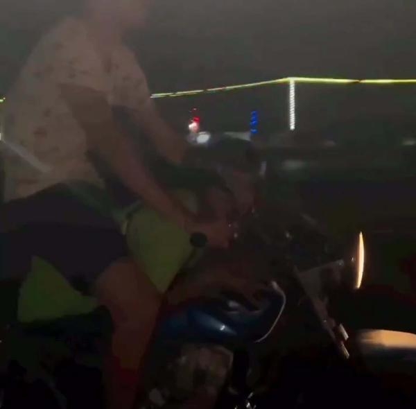 Yüzüstü yatan kişinin üzerine oturup, motosiklet kullandı