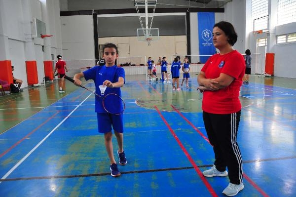 Zeren, doktor tavsiyesiyle başladığı badmintonda Türkiye 3'üncüsü oldu