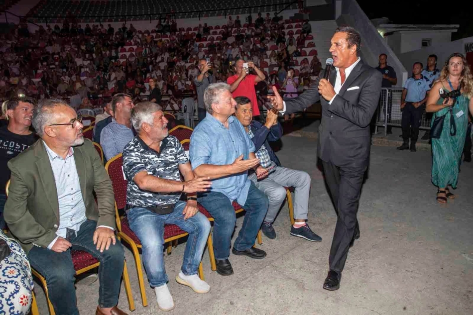 Çeşme 'de harika gece! Dans etmeyen kalmadı