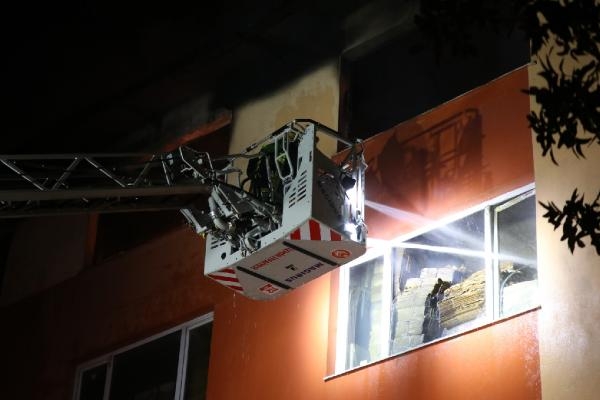 4 katlı binanın çatı katında yangın çıktı