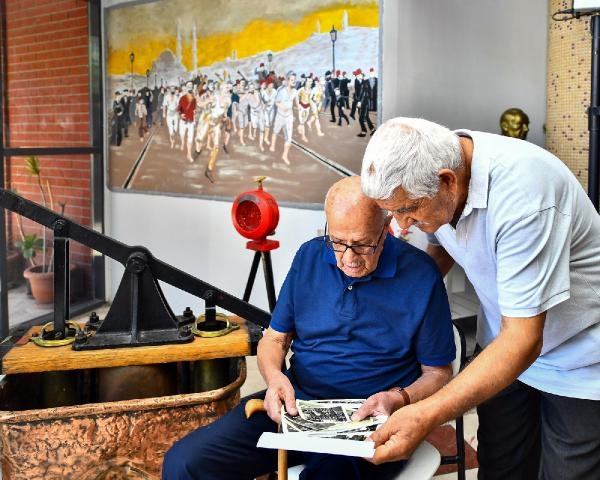 40 yıl itfaiyecilik yaptılar, o günleri gençlere anlattılar