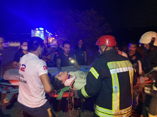Aarka koltuktan fırlayıp aracın altında kaldı
