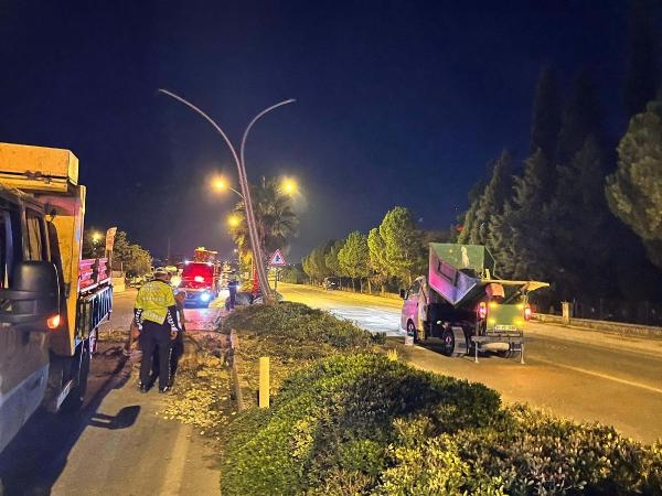 Ağaca ve aydınlatma direğine çarptı: 2 ölü