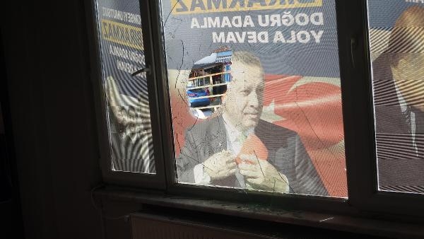 AK Parti'nin seçim irtibat ofisine taşlı saldırı