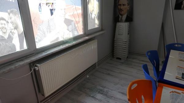 AK Parti'nin seçim irtibat ofisine taşlı saldırı