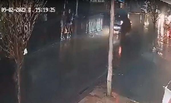Anne ve kızına otomobil çarptı, o anlar kamerada
