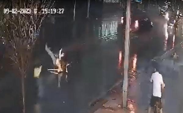 Anne ve kızına otomobil çarptı, o anlar kamerada