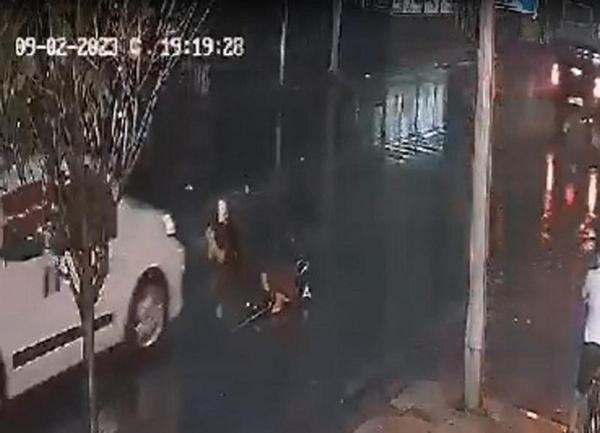 Anne ve kızına otomobil çarptı, o anlar kamerada