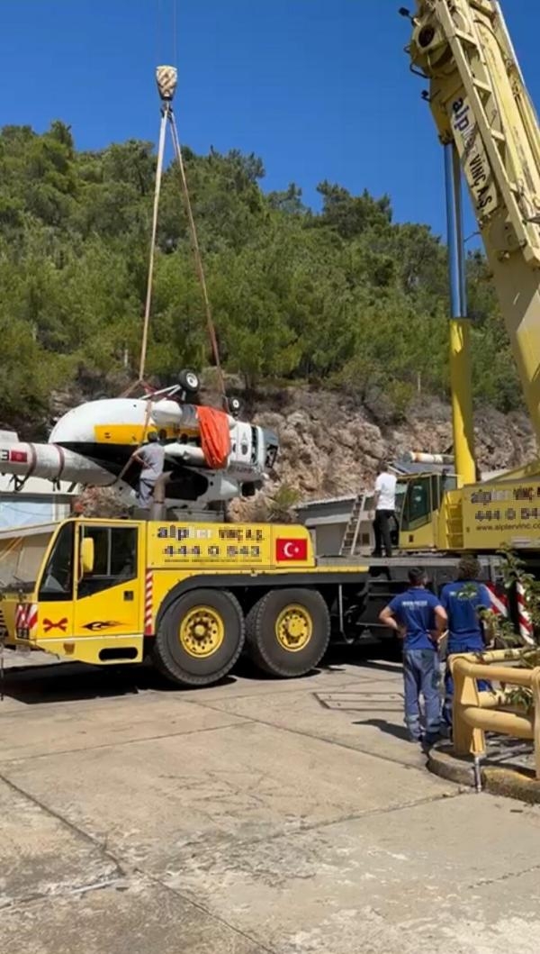 Baraja düşen helikopterin çıkarılma anları kamerada