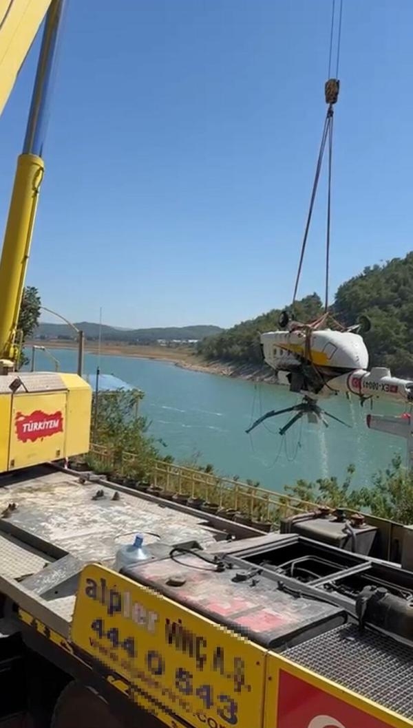 Baraja düşen helikopterin çıkarılma anları kamerada
