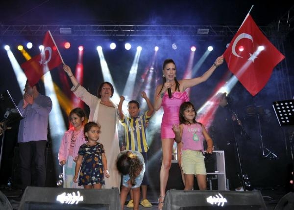 Belediye başkanı, Tuğba Özerk'e keçi hediye etti
