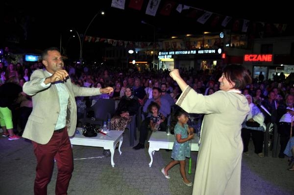Belediye başkanı, Tuğba Özerk'e keçi hediye etti