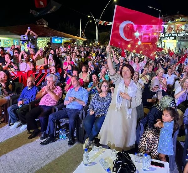 Belediye başkanı, Tuğba Özerk'e keçi hediye etti