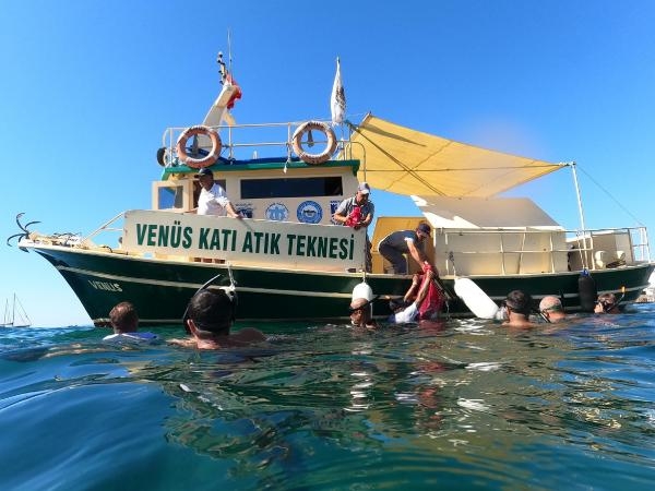Bodrum'da deniz dibi temizliğinde toplam 200 kilogram atık toplandı