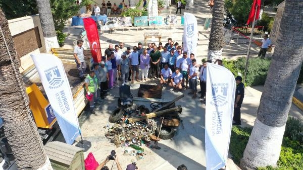 Bodrum'da deniz dibi temizliğinde toplam 200 kilogram atık toplandı