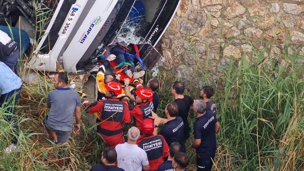 Bodrum'da, işçi servisi dere yatağına uçtu