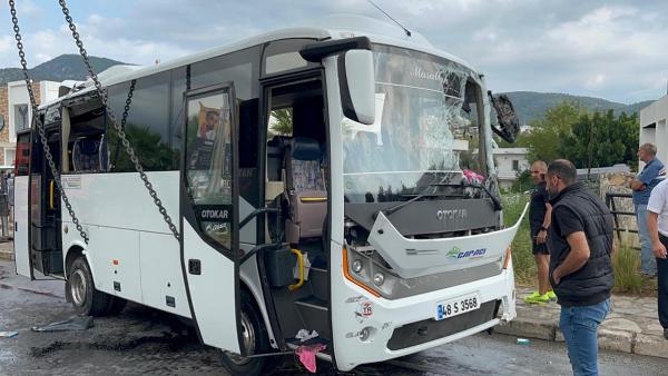 Bodrum'da, işçi servisi dere yatağına uçtu
