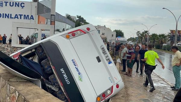Bodrum'da, işçi servisi dere yatağına uçtu
