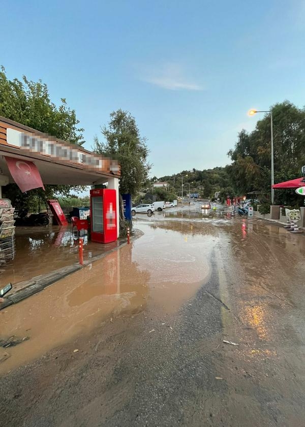 Bodrum'da su isale hattı böyle patladı