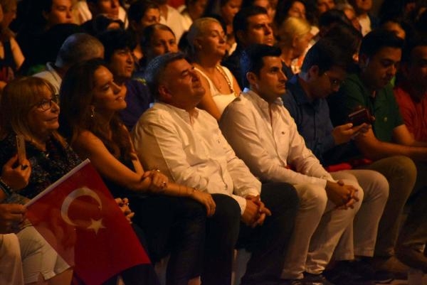 Çeşmeliler kurtuluş gününü Candan Erçetin konseri ile kutladı
