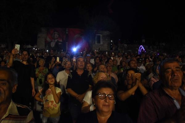 Çeşmeliler kurtuluş gününü Candan Erçetin konseri ile kutladı