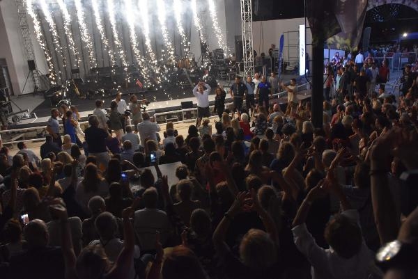 Çeşmeliler kurtuluş gününü Candan Erçetin konseri ile kutladı