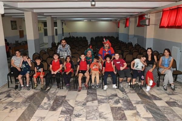 Çocuk oyunu Hacivat ile Karagöz, özel izleyicileri için sahnelediler