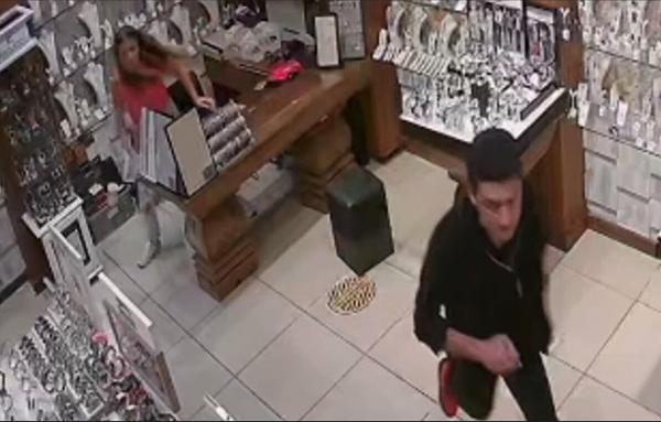 Denediği saatleri çaldı; o anlar kamerada
