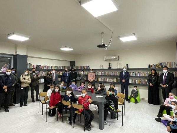 Depremde ölen ikizlerin annesi 6'ncı kütüphaneyi kuruyor