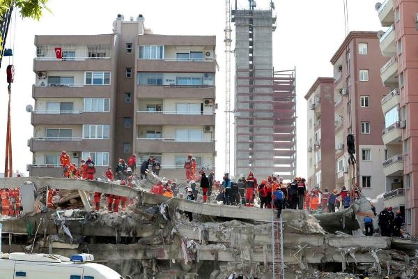 Depremde ölen ikizlerin annesi 6'ncı kütüphaneyi kuruyor