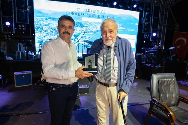 Dikili'de Prof. Dr. Ortaylı ve Funda Arar'a yoğun ilgi