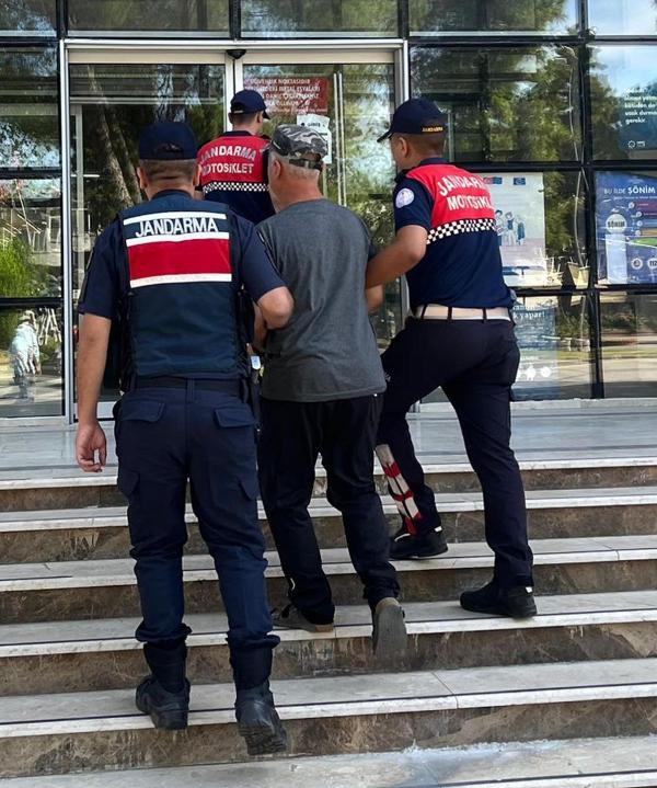 Evinde 35 silah ele geçirilen şüpheli tutuklandı