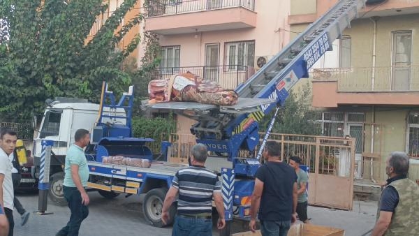 Evinde öldü, cansız bedeni yük asansörüyle taşındı