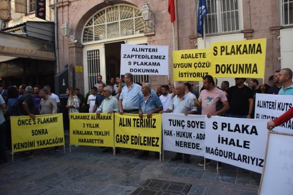 İzmir'de belediye önünde 'atletli' eylem