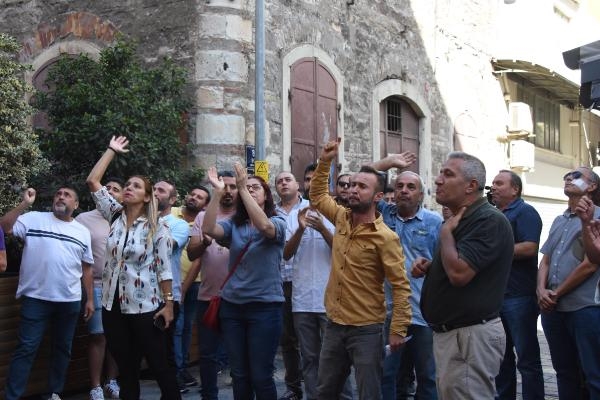 İzmir'de belediye önünde 'atletli' eylem