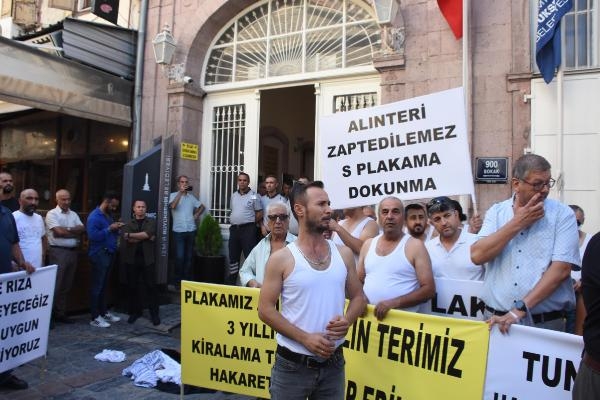 İzmir'de belediye önünde 'atletli' eylem