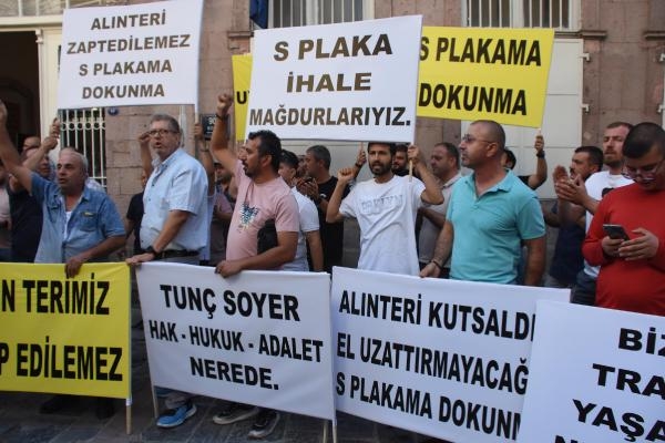 İzmir'de belediye önünde 'atletli' eylem