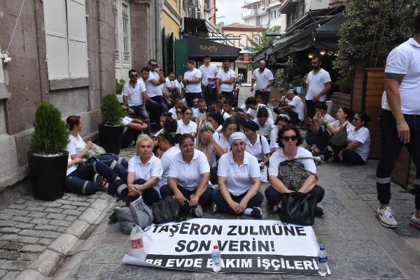 İzmir'de belediye önünde işçilerden 'kadro' eylemi