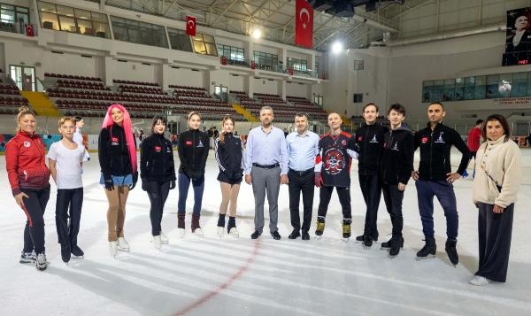 İzmir'de buz pateni sezonu açıldı! Her yaştan İzmirliye davet