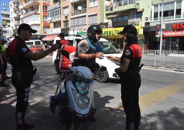 İzmir'de motosikletli Şahin ve Yunus polislerinden denetim